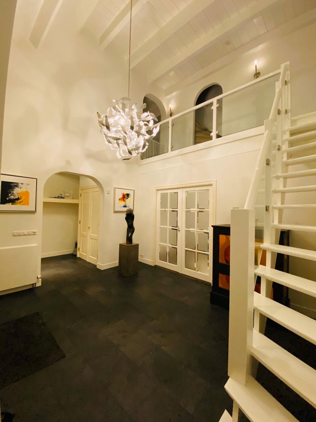 Hal met vide - wanden, plafond en trap