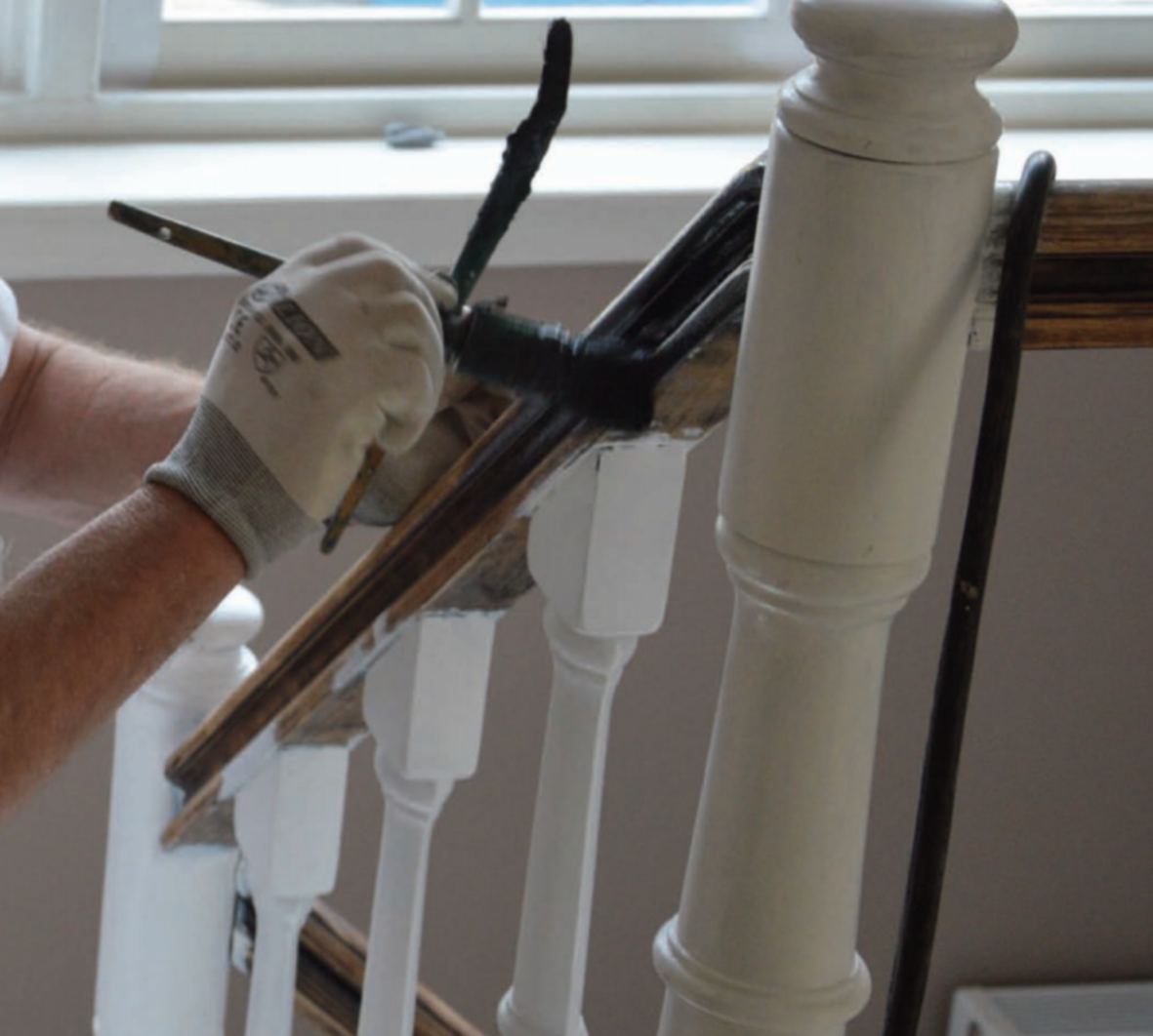 Trapleuning:  lakwerk met de hand