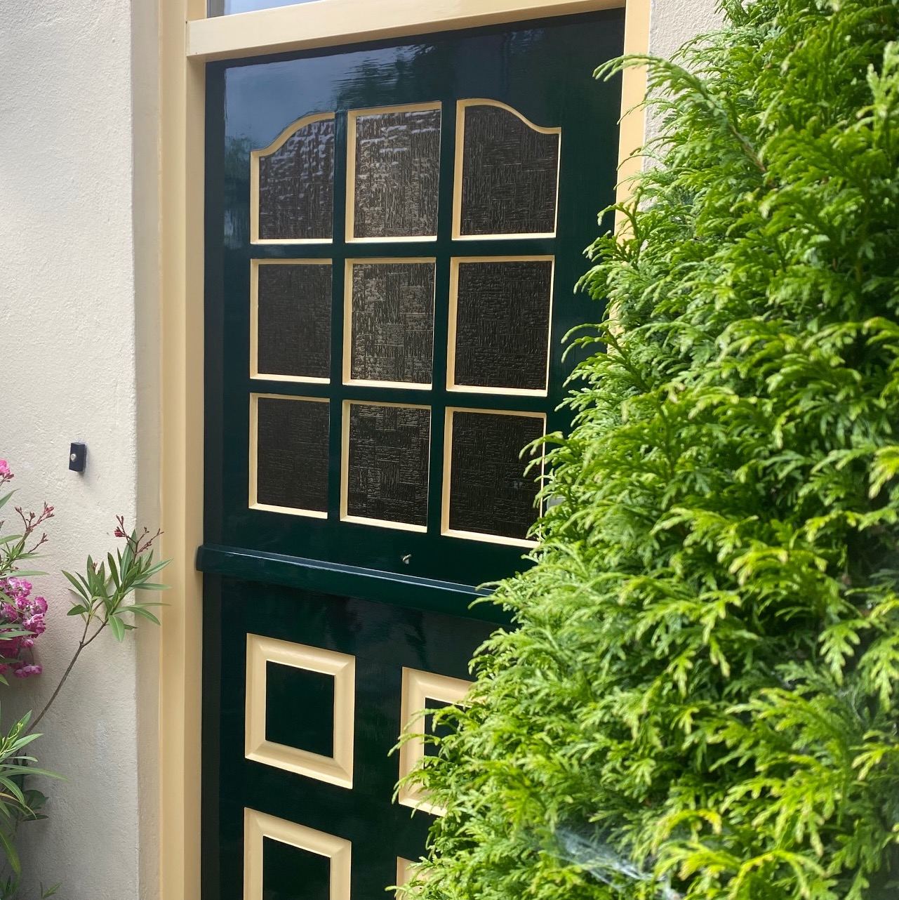Klassieke voordeur: donkergroen met crème bies